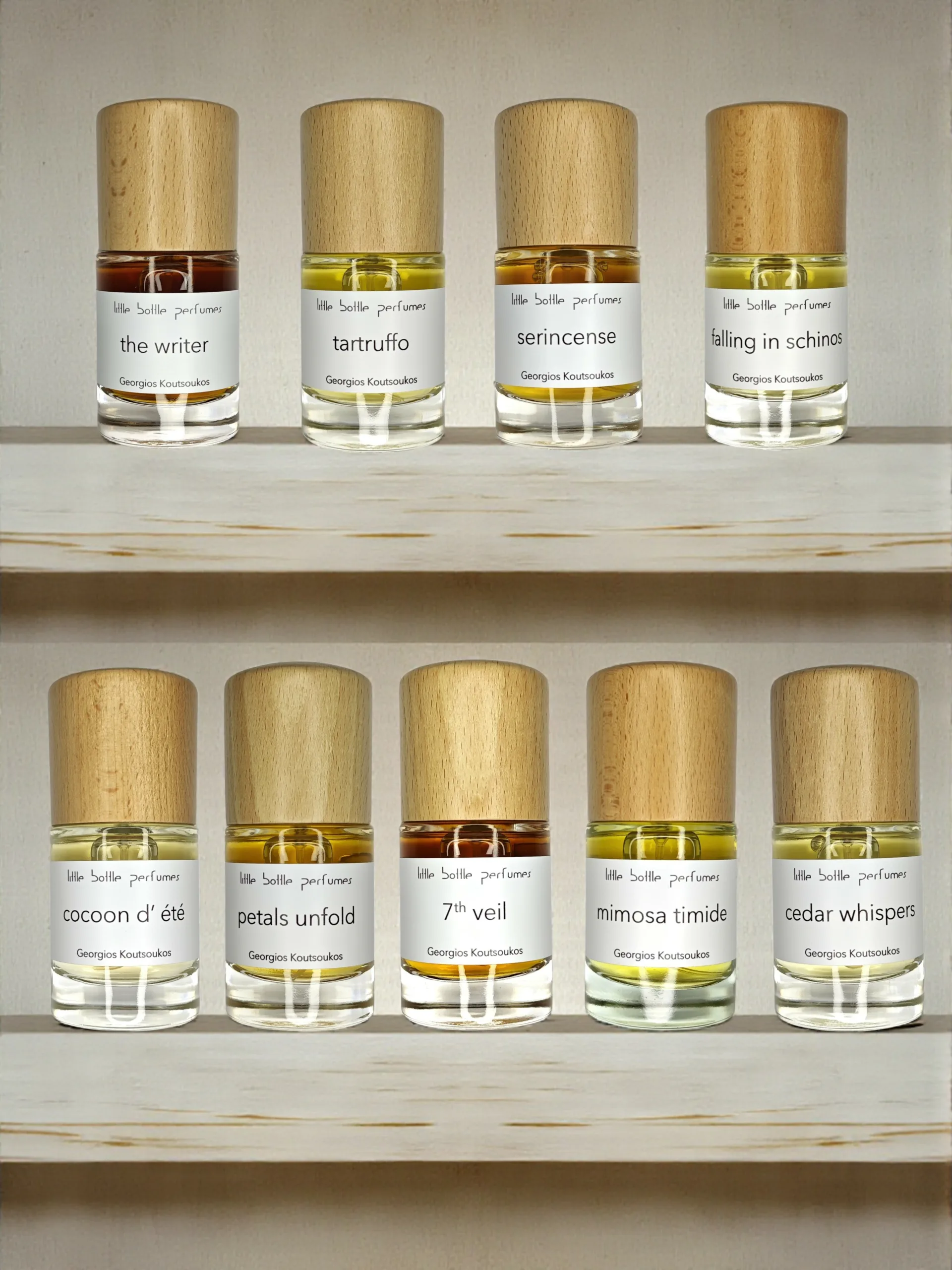 Συλλογή 9 niche αρωμάτων σε ράφια από το ελληνικό brand Little Bottle Perfumes