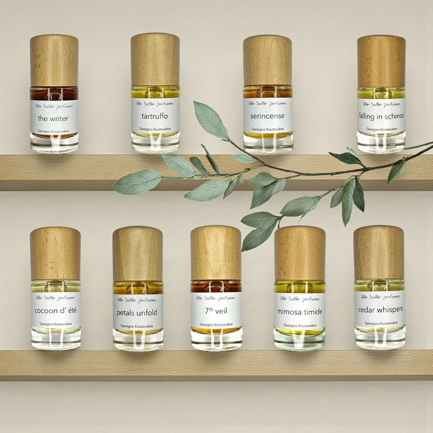 H συλλογή των little bottle perfumes σε ράφια