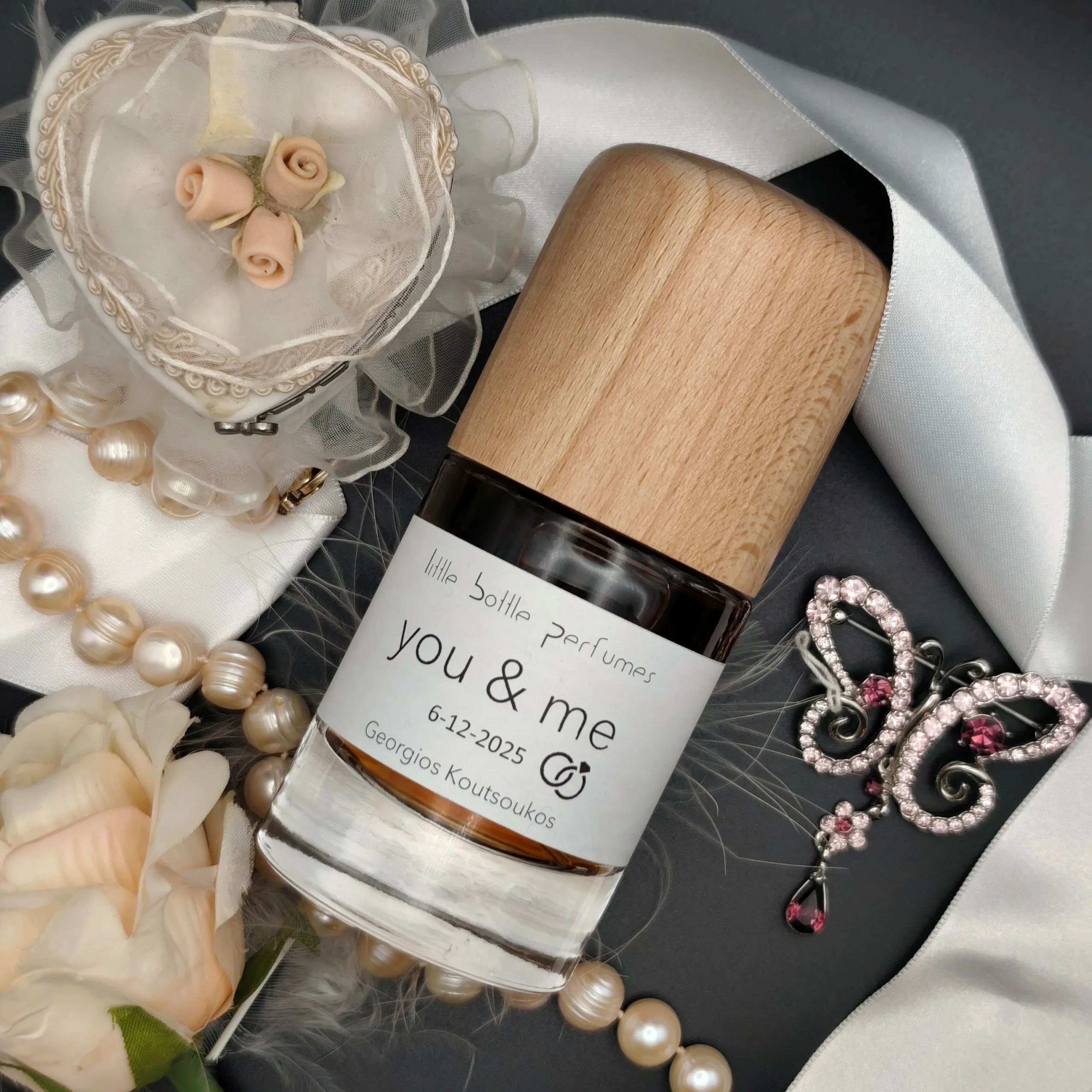 Προσωπικό άρωμα γάμου "you & me" από τα Little Bottle Perfumes, με προσωποποιημένη ετικέτα, μαργαριτάρια και λουλούδια.