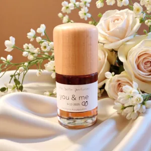 Προσωπικό άρωμα γάμου Little Bottle Perfumes με όνομα ζευγαριού και ημερομηνία, μοναδική αρωματική δημιουργία για γάμο