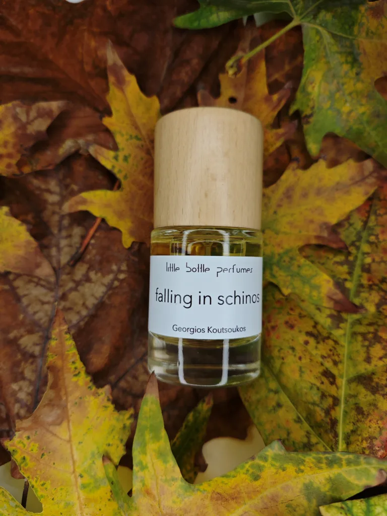 Το άρωμα Falling in Schinos των Little Bottle Perfumes πάνω σε φθινοπωρινά φύλλα.